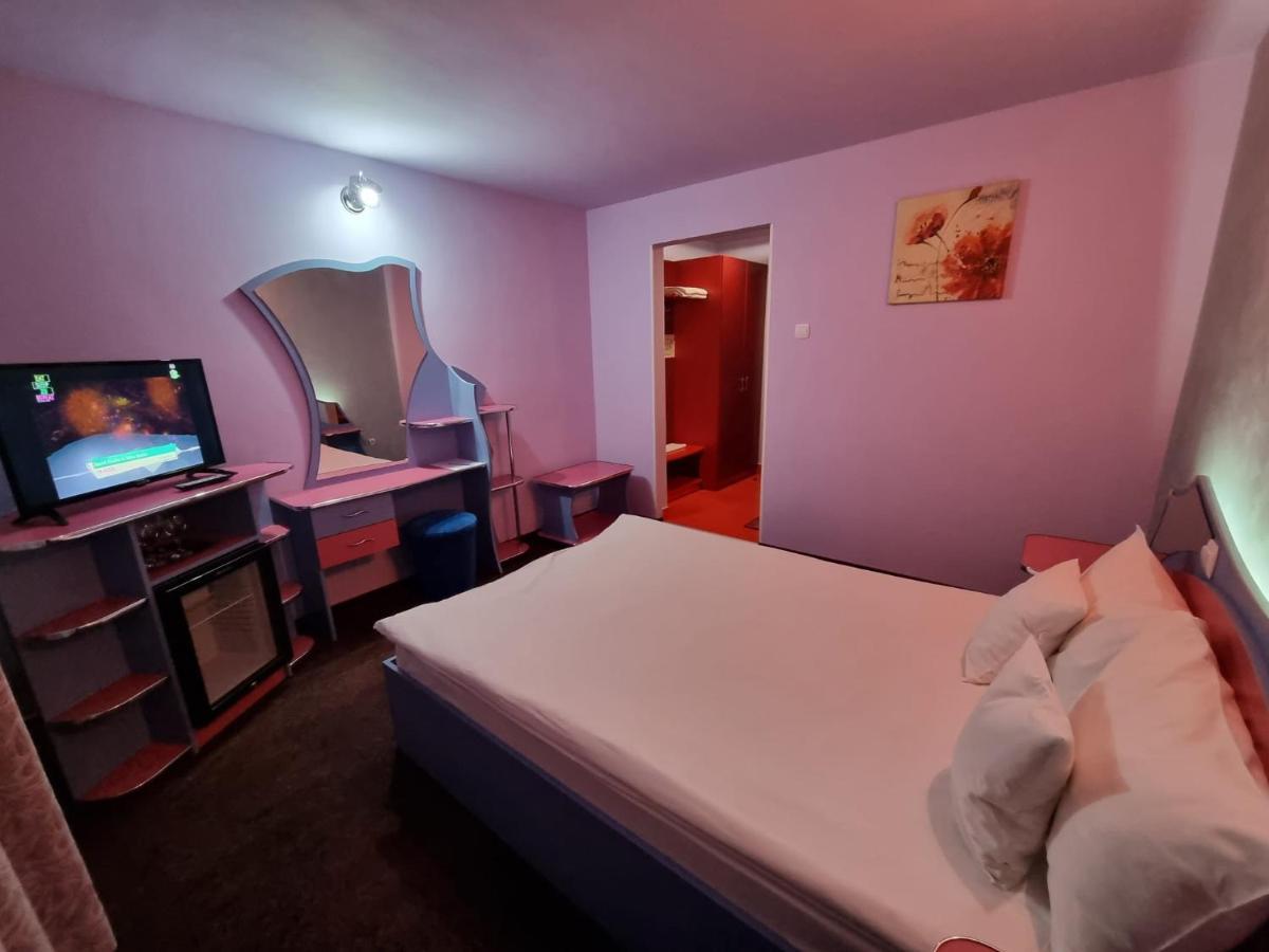 Hotel Yax Cîmpeni Екстериор снимка